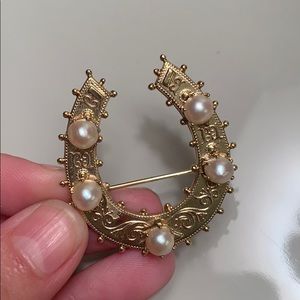 Vintage horseshoe brooch in gold with pearls